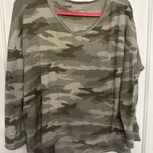 American Eagle Outfitters Olive Camo Long Sleeve Tee